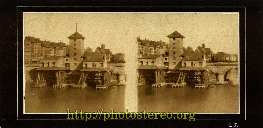 Paris - La pompe Notre-Dame, adossée au Pont Notre-Dame. Signature L.F. Tirage Leautté Frères.    {%[Indexation sur stereotheque.fr]https://www.stereotheque.fr/result,13490-0%} (Paris - The Notre-Dame Pump, and  Notre-Dame bridge.  Edited by Leautte brothers.) 