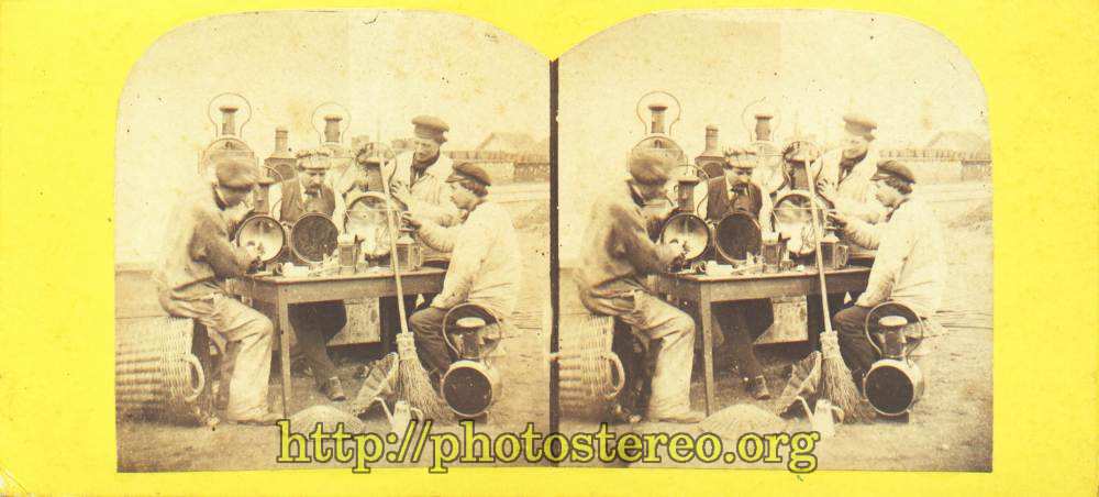 Hommes qui nettoient des lanternes de locomotives. (Men are cleaning lanterns or light for locomotives) 